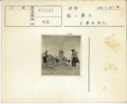 工人田野处理干草宝塔背景.jpg