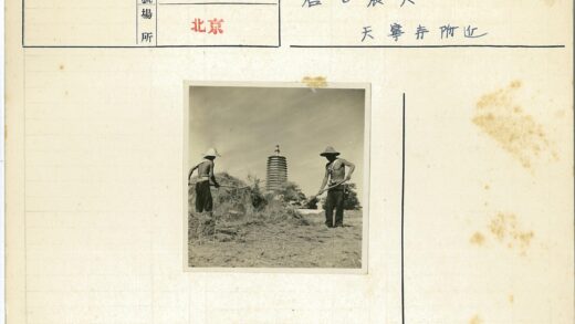 工人田野处理干草宝塔背景.jpg