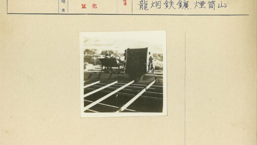 工人监督采矿作业现场.jpg