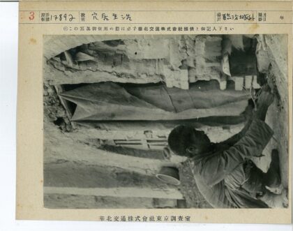 工人砌筑砖墙篷布施工.jpg