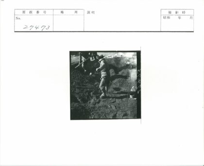 工人砖墙旁铲土蒸汽升起.jpg