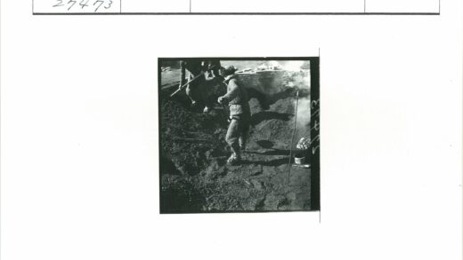 工人砖墙旁铲土蒸汽升起.jpg