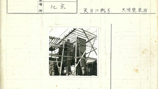 工人站在服装脚手架下.jpg