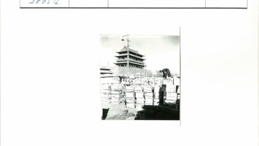 工人站在板条箱与老建筑旁.jpg
