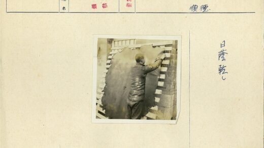 工人粘贴材料到砖墙.jpg