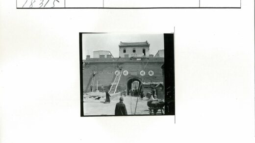 工人绘制砖墙建筑场景.jpg