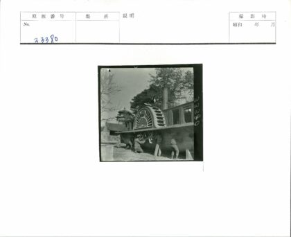 工人维修桨轮与宝塔建筑.jpg