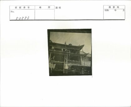 工人翻修传统多层建筑.jpg