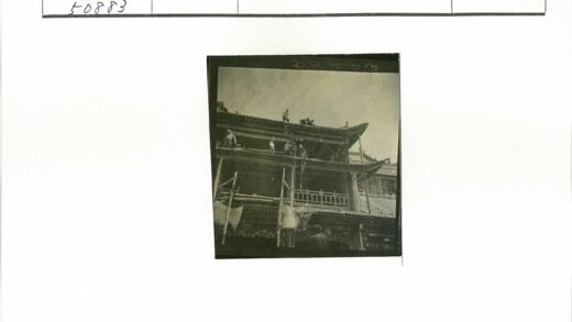 工人翻修传统多层建筑.jpg