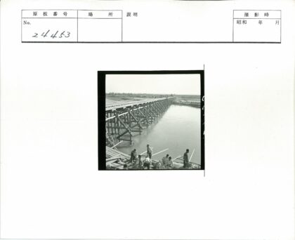 工人聚集木桥边田野背景.jpg