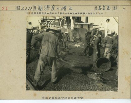 工人船上铲运煤炭工业场景.jpg