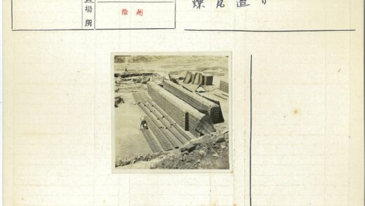 工人荒漠砌砖施工现场.jpg
