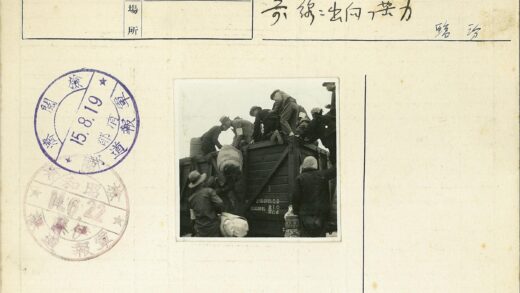 工人装载木制货车历史场景.jpg