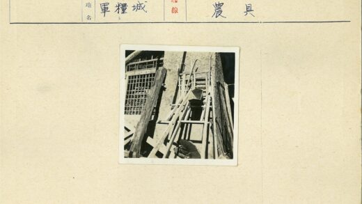 工人蹲在木建筑旁施工.jpg