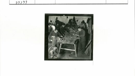 工人车间木桌工作场景.jpg