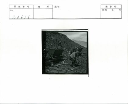 工人铲石装车山区施工.jpg