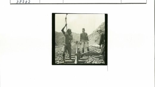 工人铺设山间铁轨.jpg