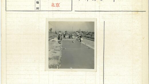 工人铺设混凝土道路施工场景.jpg
