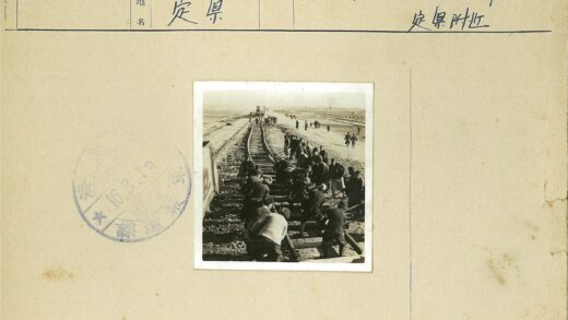 工人铺设田野铁轨历史影像.jpg