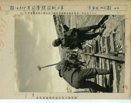 工人铺设铁轨多云岩石景观.jpg