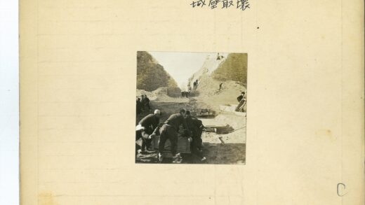 工人陡坡推车施工场景.jpg