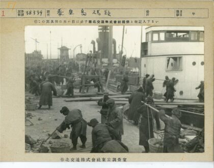 工人雪中搬运重型设备码头.jpg