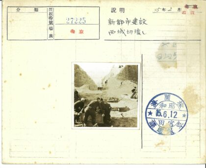 工人露天挖掘现场运输木车.jpg