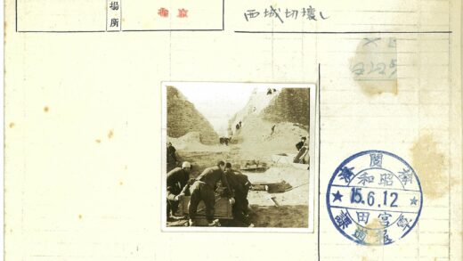 工人露天挖掘现场运输木车.jpg