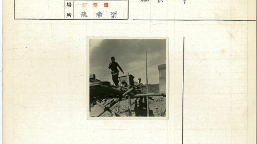 工人高空作业木架施工群山背景.jpg