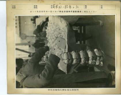 工作人员整理面包的老照片.jpg