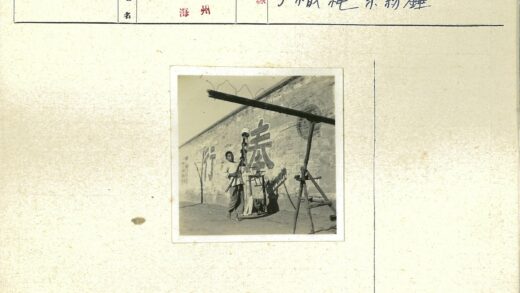 工匠与三脚架砖墙工作场景.jpg