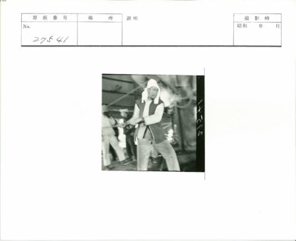 工匠专注工作同伴旁观.jpg