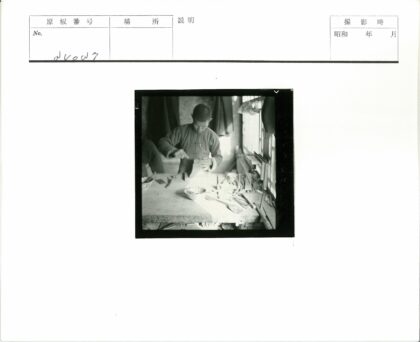 工匠专注工作的昏暗工作室.jpg