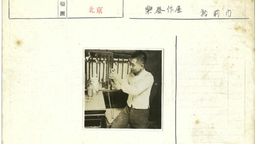 工匠专注操作传统工具.jpg