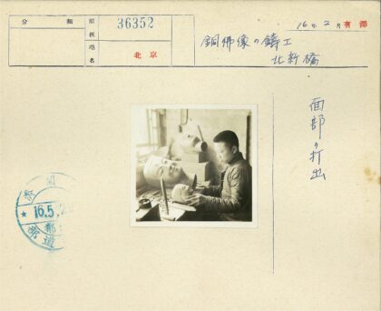 工匠专注雕刻头像工作照.jpg