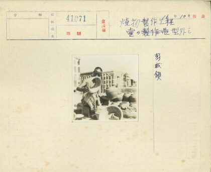 工匠修复古建筑陶罐.jpg