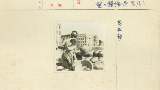 工匠修复古建筑陶罐.jpg