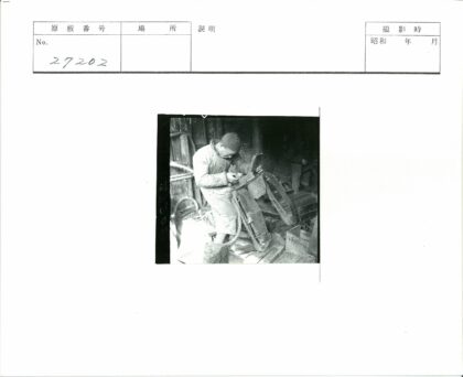 工匠修理木制家具工作场景.jpg