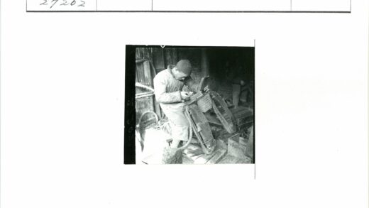 工匠修理木制家具工作场景.jpg