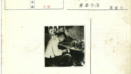 工匠制作木制品的专注瞬间.jpg