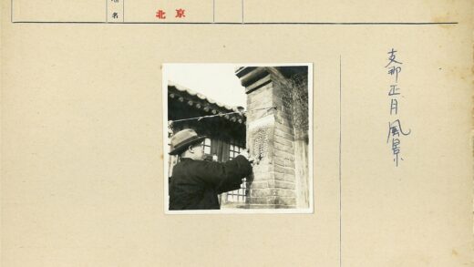 工匠在传统建筑前制作砖柱装饰.jpg
