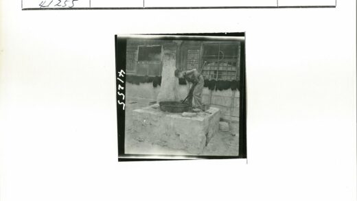 工匠在华丽建筑前工作.jpg