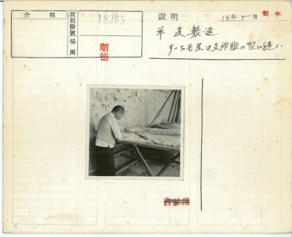 工匠在复古工坊制作大型材料.jpg