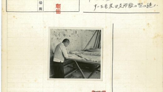 工匠在复古工坊制作大型材料.jpg