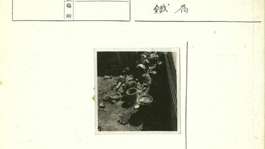 工匠在工具堆中工作.jpg