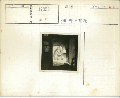 工匠在昏暗房间制作工具.jpg