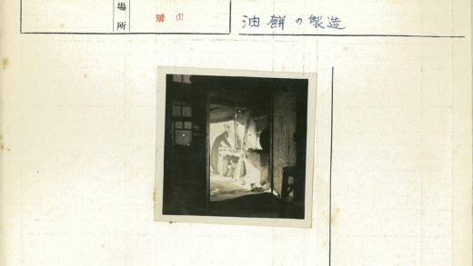 工匠在昏暗房间制作工具.jpg