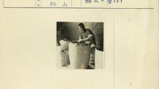 工匠在昏暗房间制作陶罐.jpg