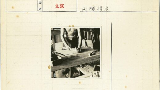 工匠在车间专注木工制作.jpg