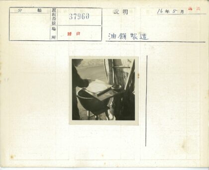 工匠手工制作传统罐子.jpg